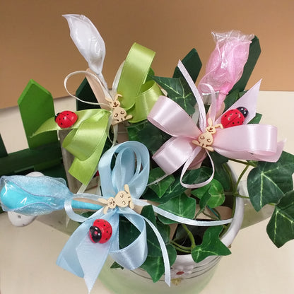 segnalibro come piantina per bimbo maschietto bimba femminuccia applicazione ciondolo legno coniglietto bebè segnalibro coccinella confezionata bomboniera offerta 1 euro nascita babyshower segnaposto battesimo confetto monoporzione foglia tulle coccarda nastro