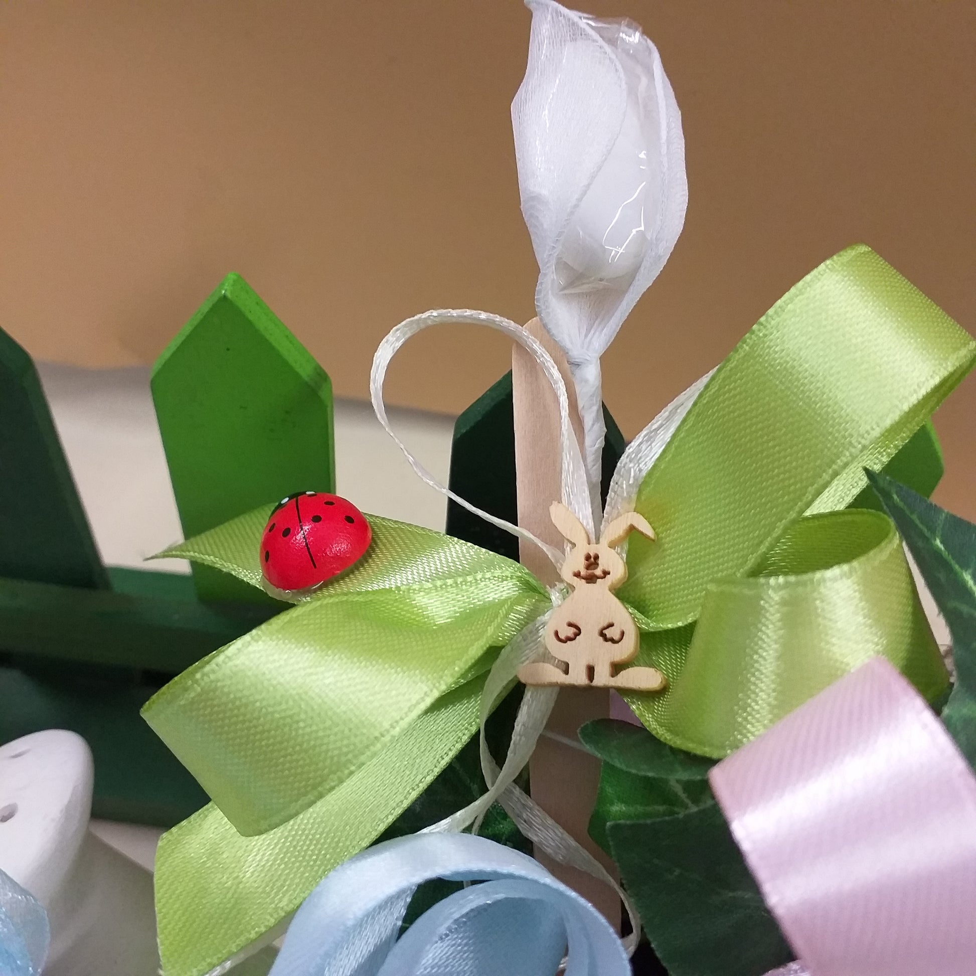verde e bianco bimbo maschietto bimba femminuccia applicazione ciondolo legno coniglietto bebè segnalibro coccinella confezionata bomboniera offerta 1 euro nascita babyshower segnaposto battesimo confetto monoporzione foglia tulle coccarda nastro