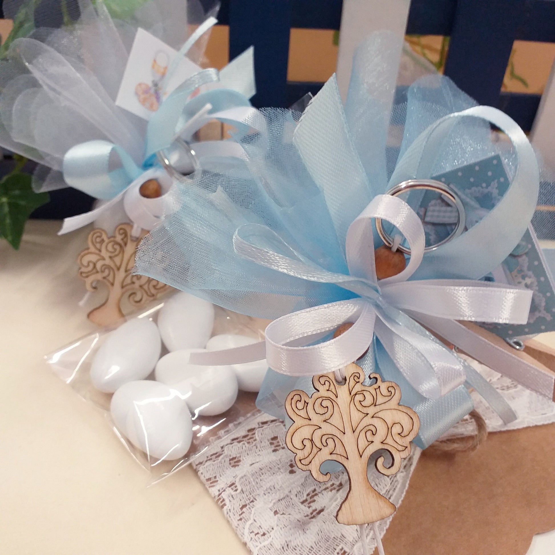 sacchettino confetti bianco celeste bomboniere albero della vita portachiavi legno confezionate o kit fai da te confetti bigliettino tulle ideale per anniversario matrimonio cerimonia Comunione Cresima bimbo Battesimo nascita