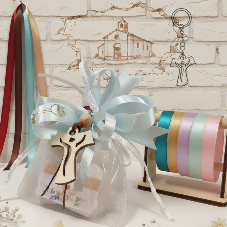 nastri azzurro celeste bambino maschietto Calice Croce portachiavi legno Tau francescano bomboniera sacchetto Cresima Comunione bianco confezionato confetti bigliettino stampato personalizzato simboli campionario colori e schizzo del ricordino