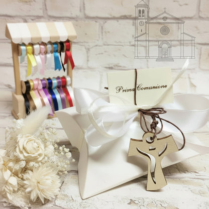 scatolina bustina bianca bomboniere Comunione Cresima Croce Tau legno francescana collana cordino confezionata confetti bigliettino scritta nastrino bianco