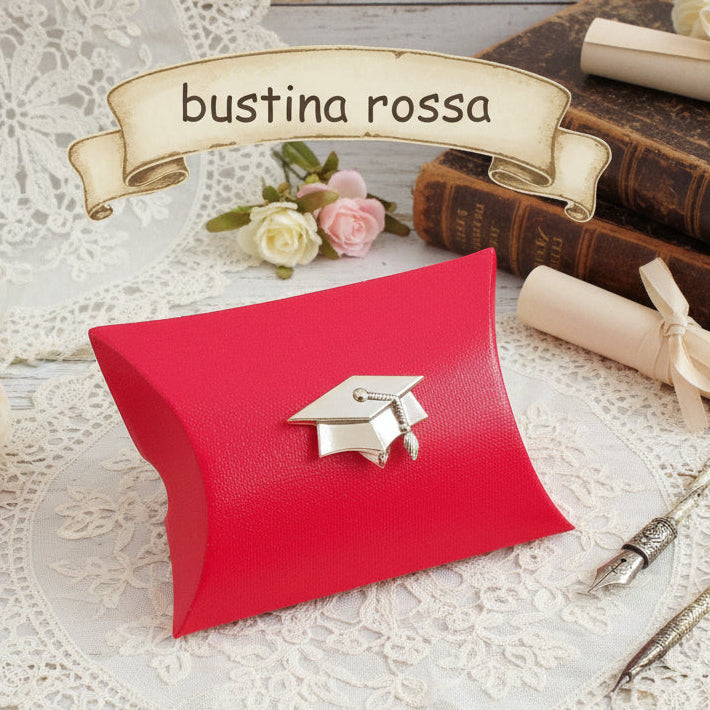 bustina rossa con applicazione cappello dorato di laurea scatolina portaconfetti bomboniere economiche fai da te confettata di diploma triennale specialistica magistrale