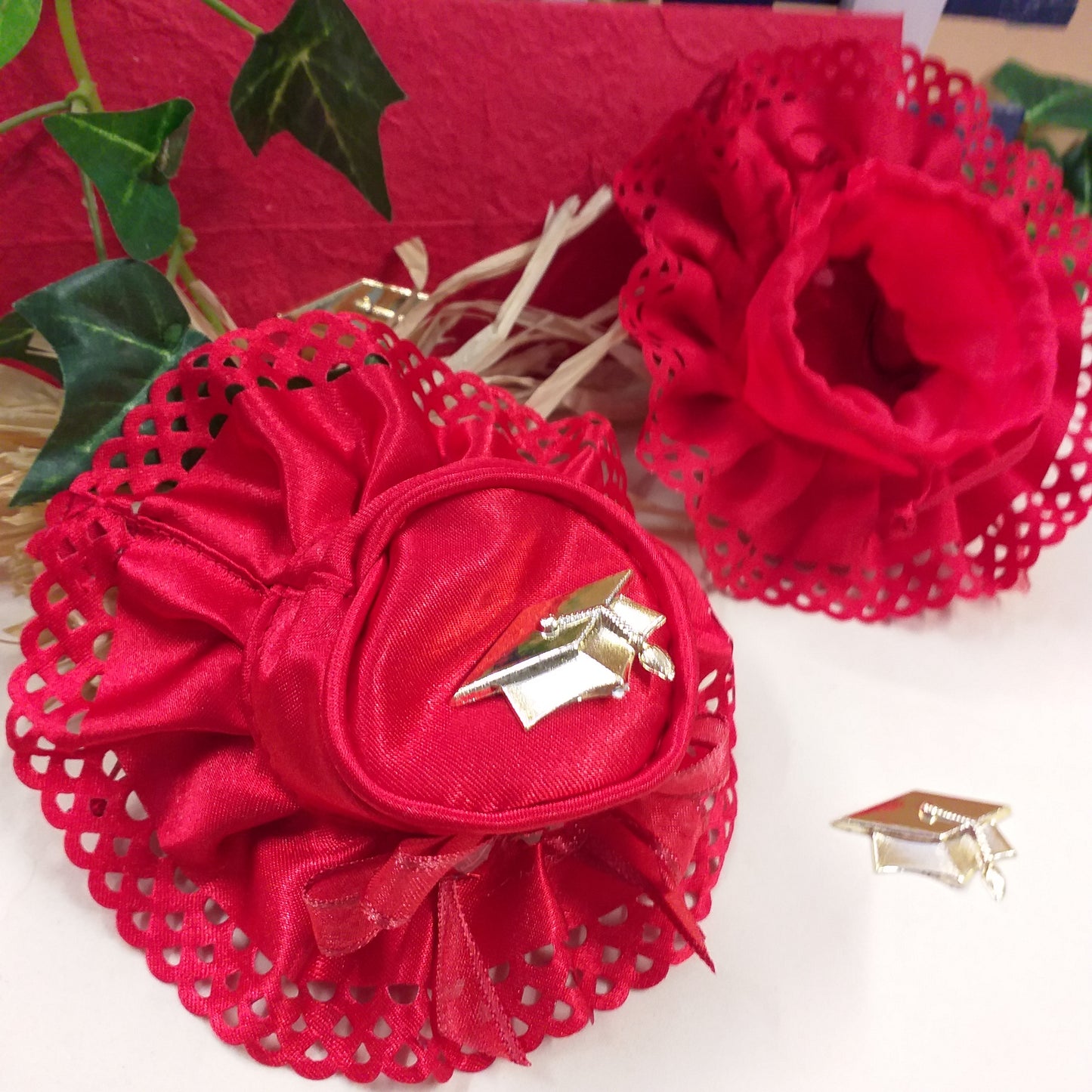 come confezionare con la forma cappellino applicazione tocco di plastica dorata sacchetti rossi portaconfetti laurea fai da te bomboniere e confettata