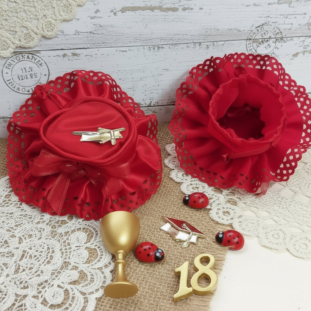 vetrina forma cappellino applicazione tocco di plastica dorata sacchetti rossi portaconfetti laurea fai da te bomboniere e confettata personalizzare con calice oro Comunione Cresima numero 18 per il compleanno