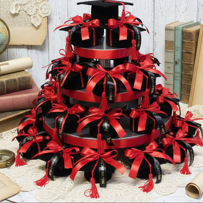 confettata con tocco di velluto nero scatola forma cappello laurea bomboniera confezionata confetti bigliettino nastro stampato con scritta nappina frange coccinella portafortuna coccarda rossa