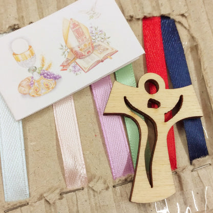 kit fai da te bomboniera sacra religiosa da confezionare per Prima Comunione Santa Cresima con nastrini pesca bianchi bigliettino simboli calice ciondolo Tau Croce legno francescana