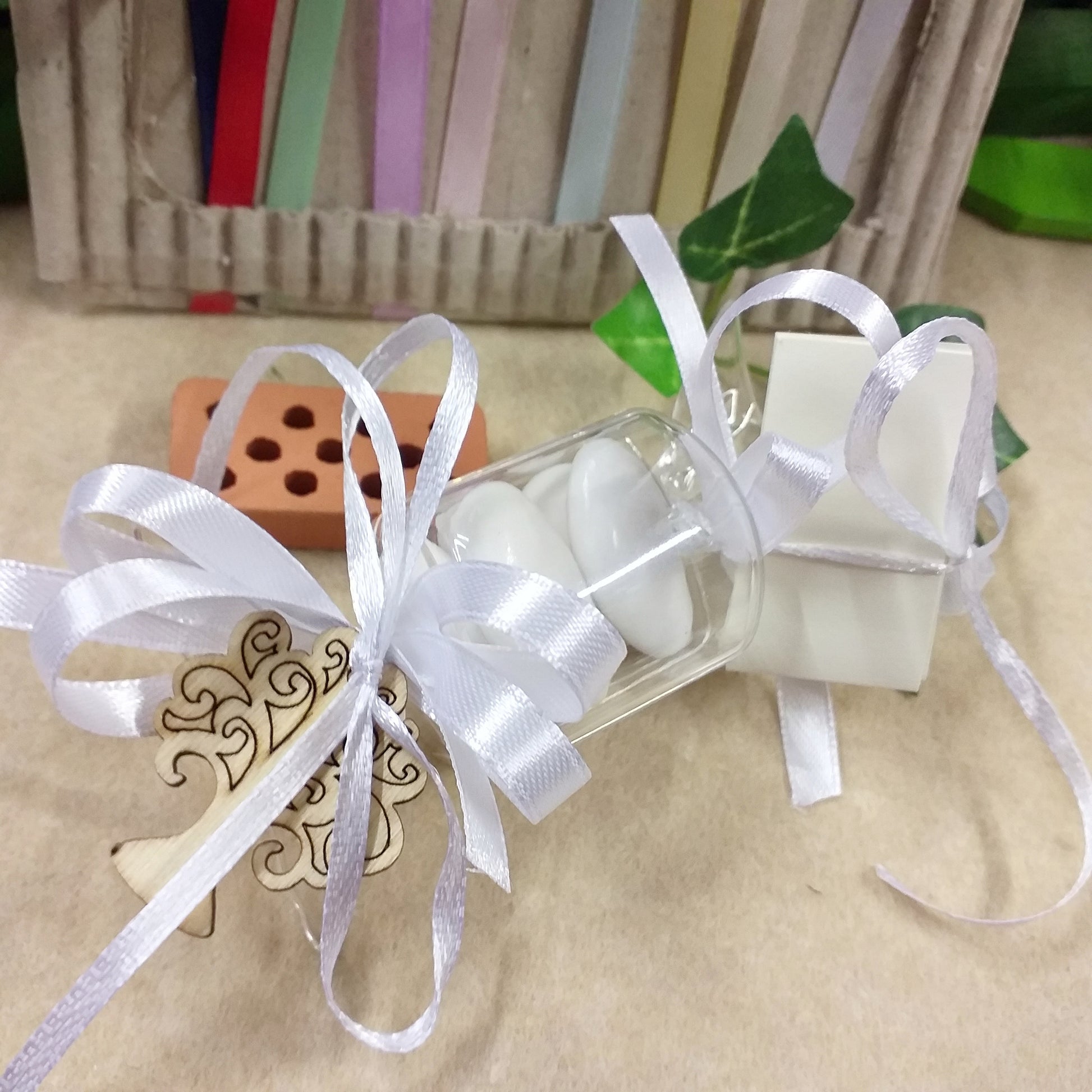 bomboniera caramelle portaconfetti plexiglass confezionate 5 confetti bimbi ciondolo albero della vita legno per prima comunione cresima battesimo anniversario matrimonio nastro bianco