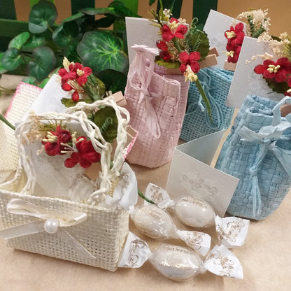 miniature di cestini piccoli mini per confezionamento confetti Twist Maxtris incartati 1 ad 1 ciocomandorla tipo caramelle packaging portaconfetti pronti o fai da te con bigliettino cestino fiori mollettina clip legno bouquet fiorellini rossi