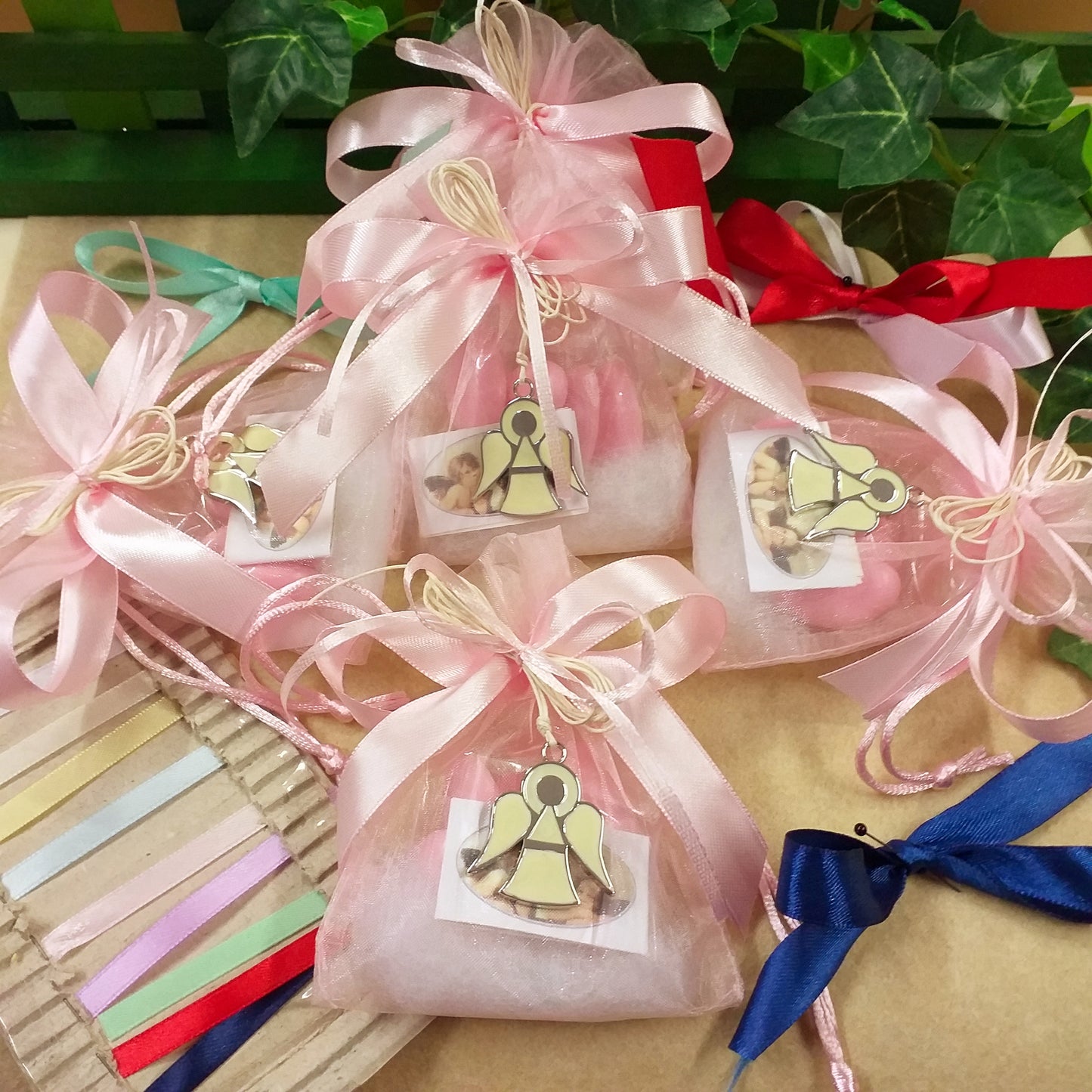 per bimba femminuccia rosa e scelta colore sacchetti confezionati confetti bigliettino angeli ciondoli bomboniere Battesimo Comunione Cresima metallo colore argento smalto panna angioletti stilizzati