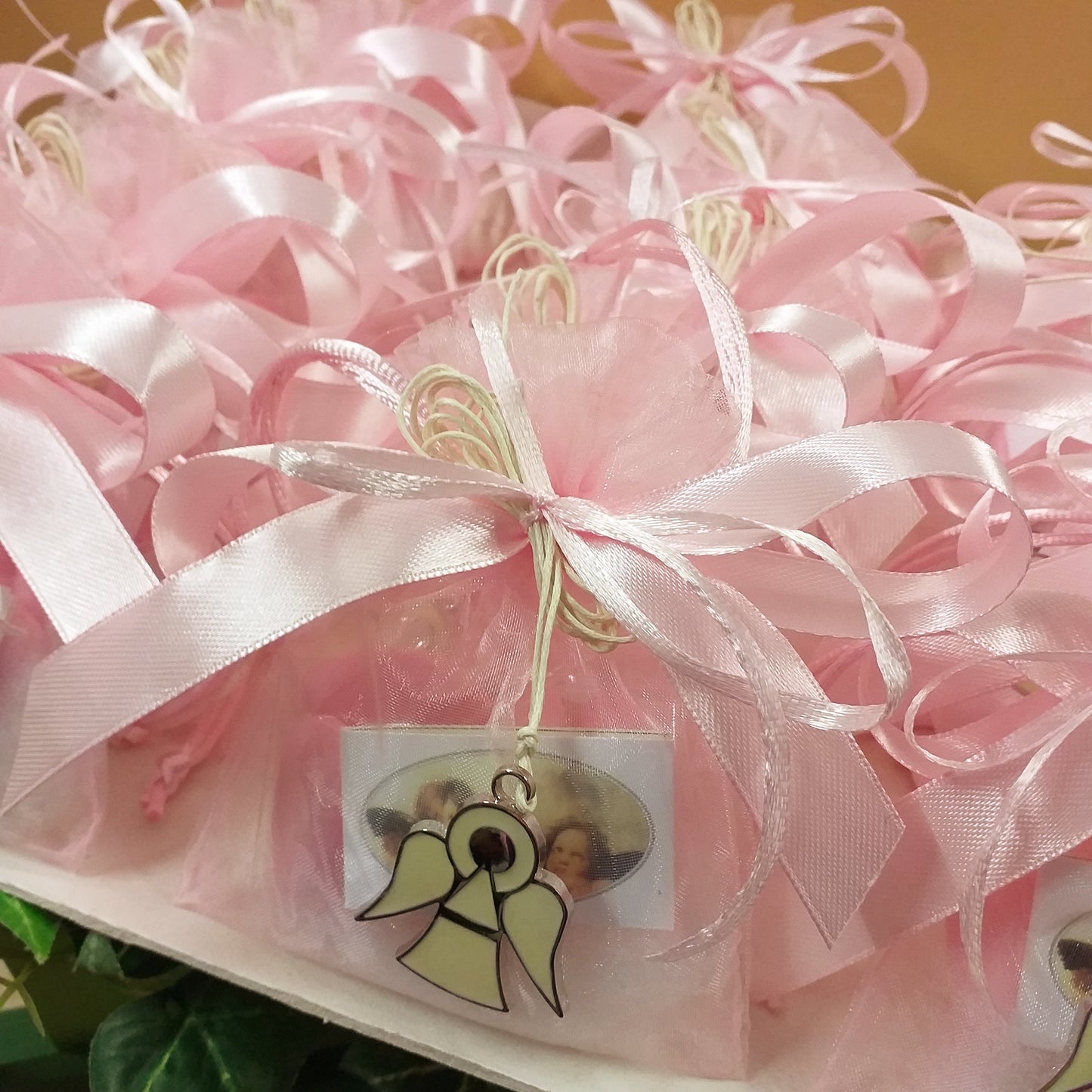 per bimba femminuccia rosa sacchetti confezionati confetti bigliettino angeli ciondoli bomboniere Battesimo Comunione Cresima metallo colore argento smalto panna angioletti stilizzati