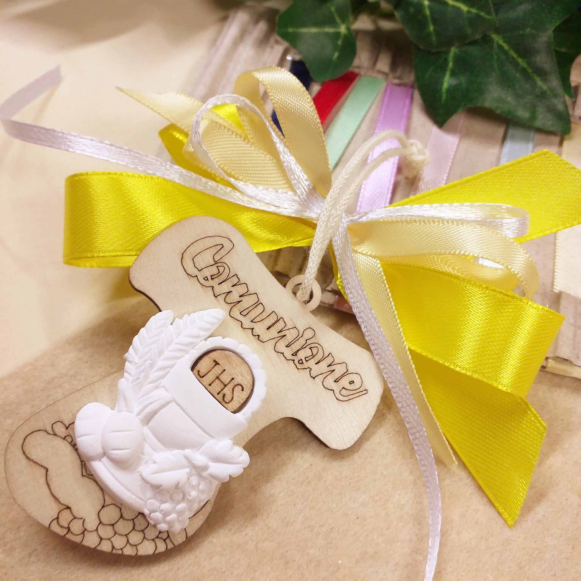 bianco giallo Tau legno Croce con applicazione simboli gesso calice spighe uva pane originali segnaposto Prima Comunione scritta e coccarda fiocco nastro