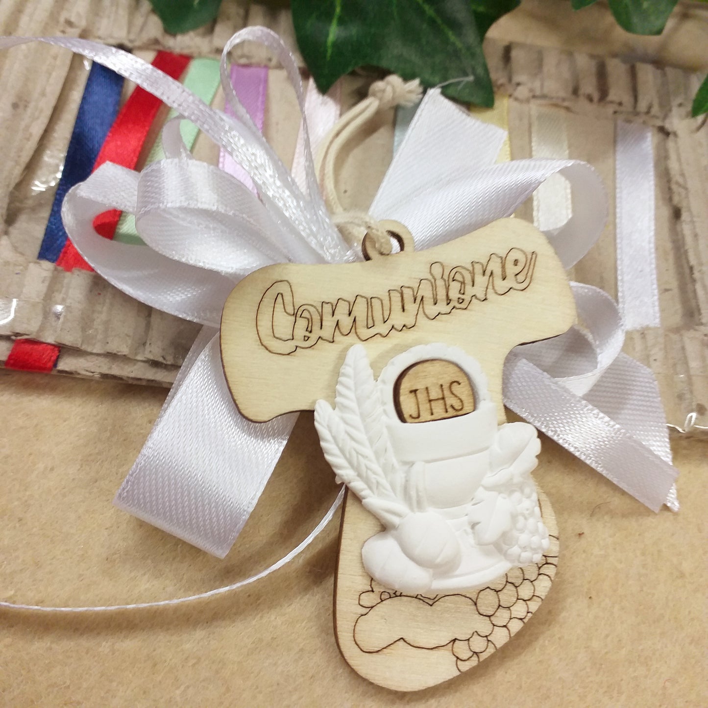 bianco e Tau legno Croce con applicazione simboli gesso calice spighe uva pane originali segnaposto Prima Comunione scritta e coccarda fiocco nastro
