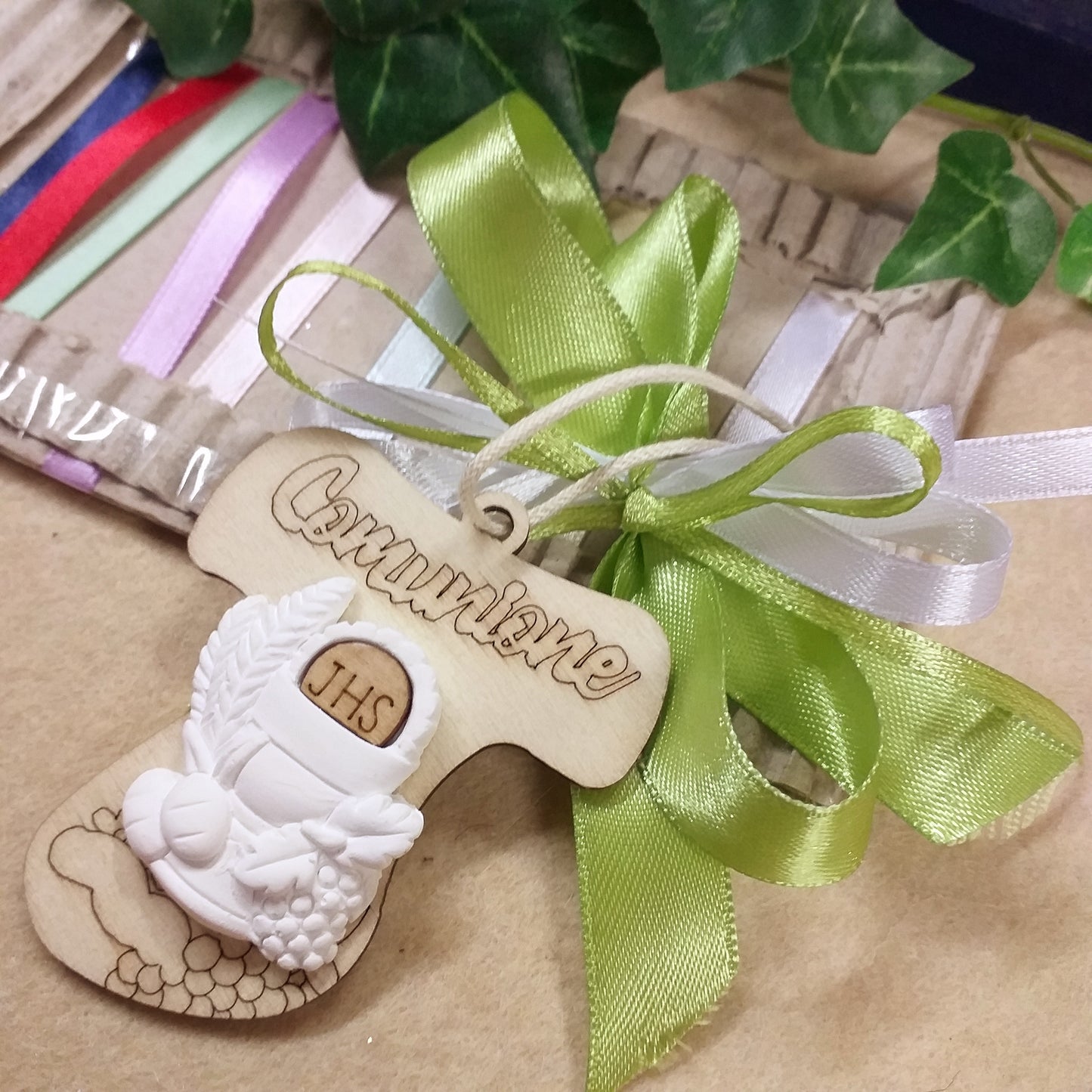 bianco verde Tau legno Croce con applicazione simboli gesso calice spighe uva pane originali segnaposto Prima Comunione scritta e coccarda fiocco nastro