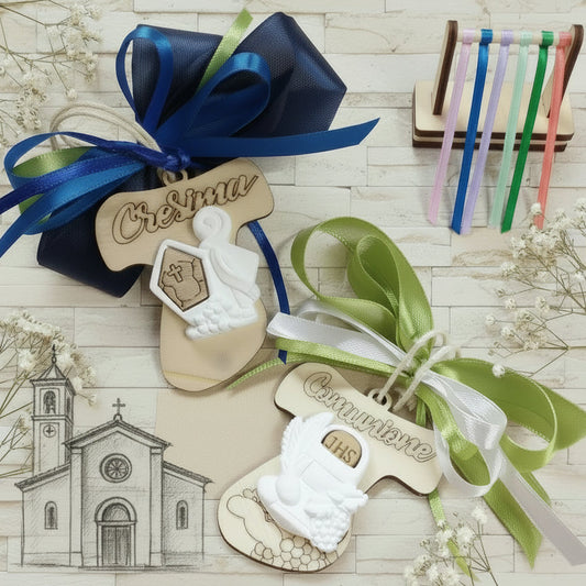 Tau legno Croce con applicazione simboli gesso Mitria pastorale giglio calice spighe uva pane originali segnaposto Prima Comunione Santa Cresima con scritta e coccarda fiocco nastro