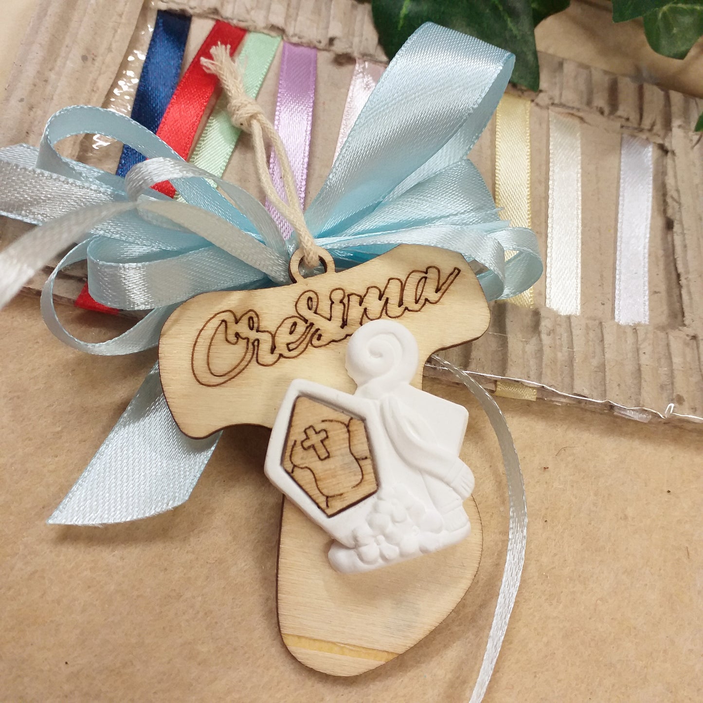 azzurro celeste ragazzo maschietto Tau legno Croce con applicazione simboli gesso Mitria pastorale vescovo giglio originali segnaposto Santa Cresima scritta e coccarda fiocco nastro