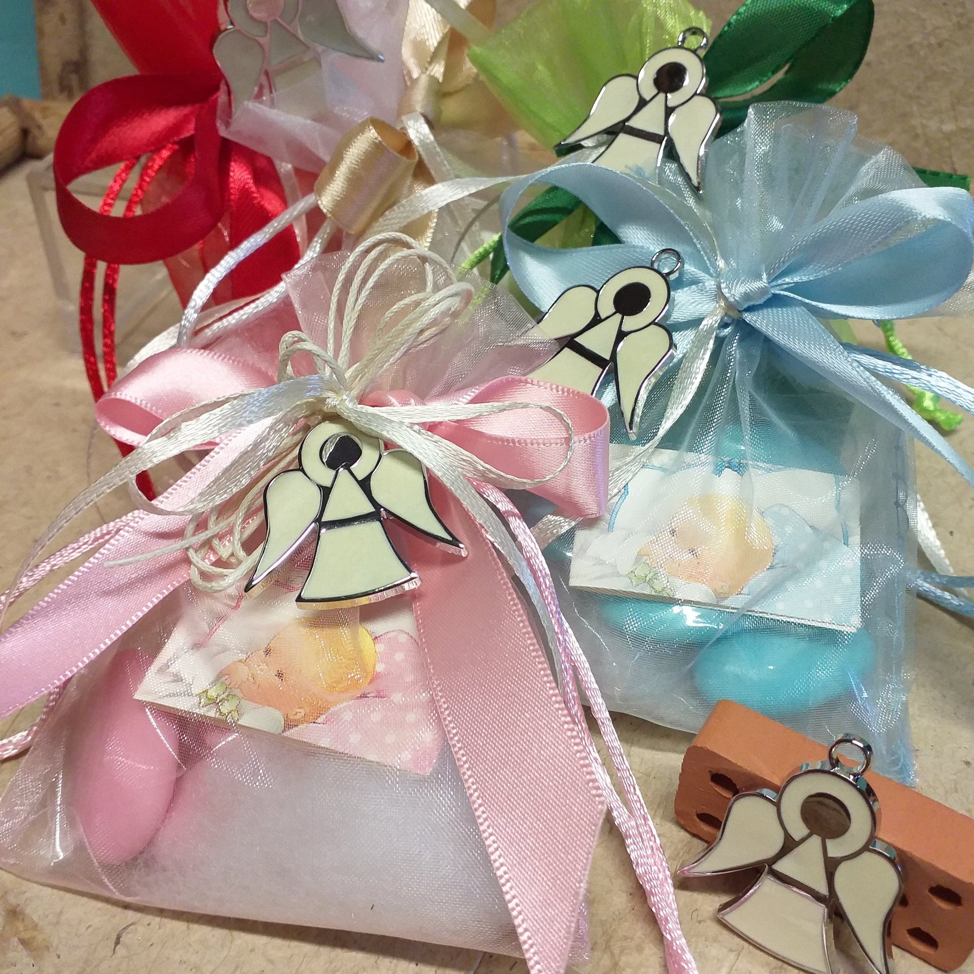 collanina angeli ciondoli metallo bomboniere angioletti bambini per battesimo ragazzi cresima comunione confezione confetti sacchettini bianco rosso verde rosa bimba celeste bimbo