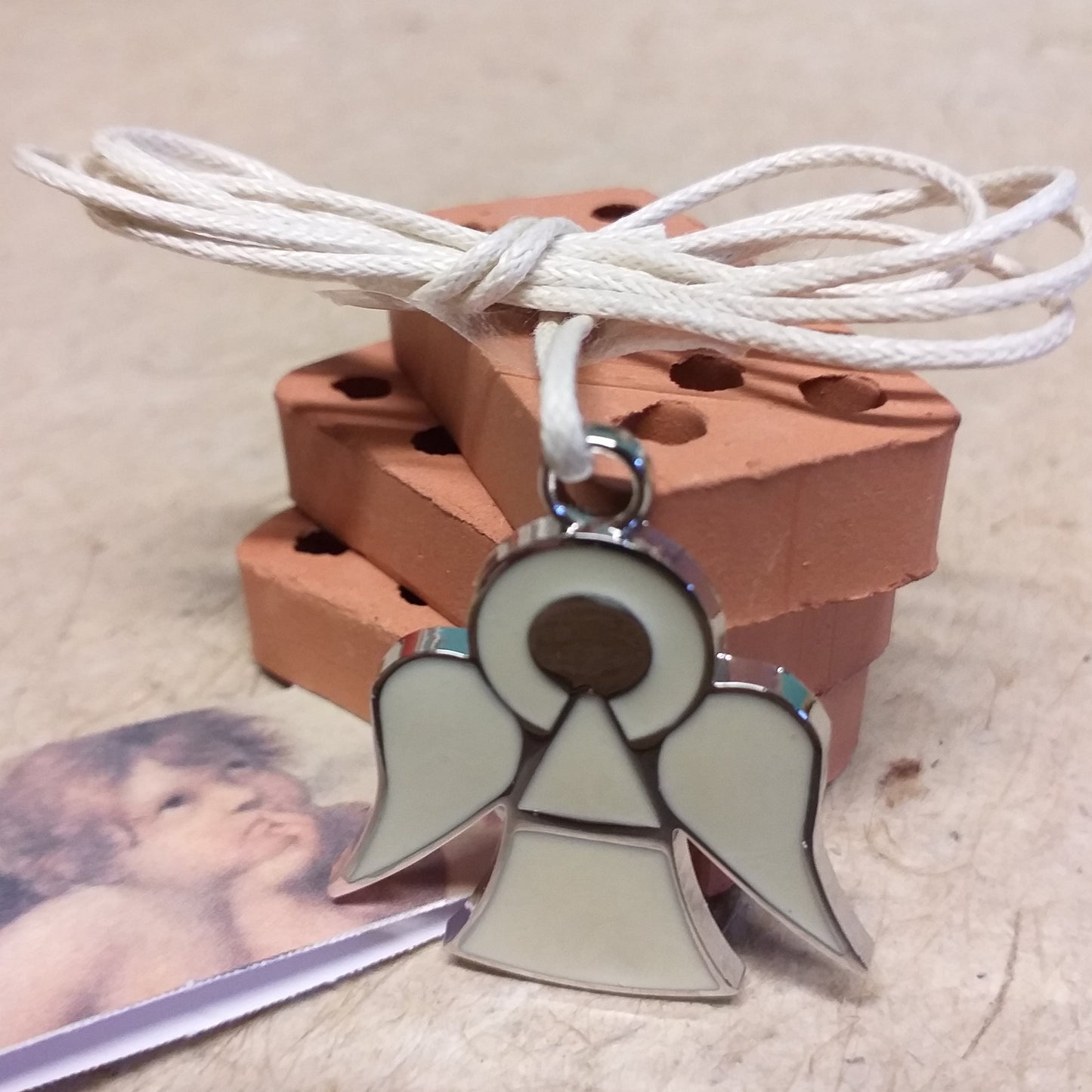 collanina cordino bianco ciondolo metallo colore argento smalto panna angelo bomboniera Battesimo Comunione Cresima charms angioletto stilizzato