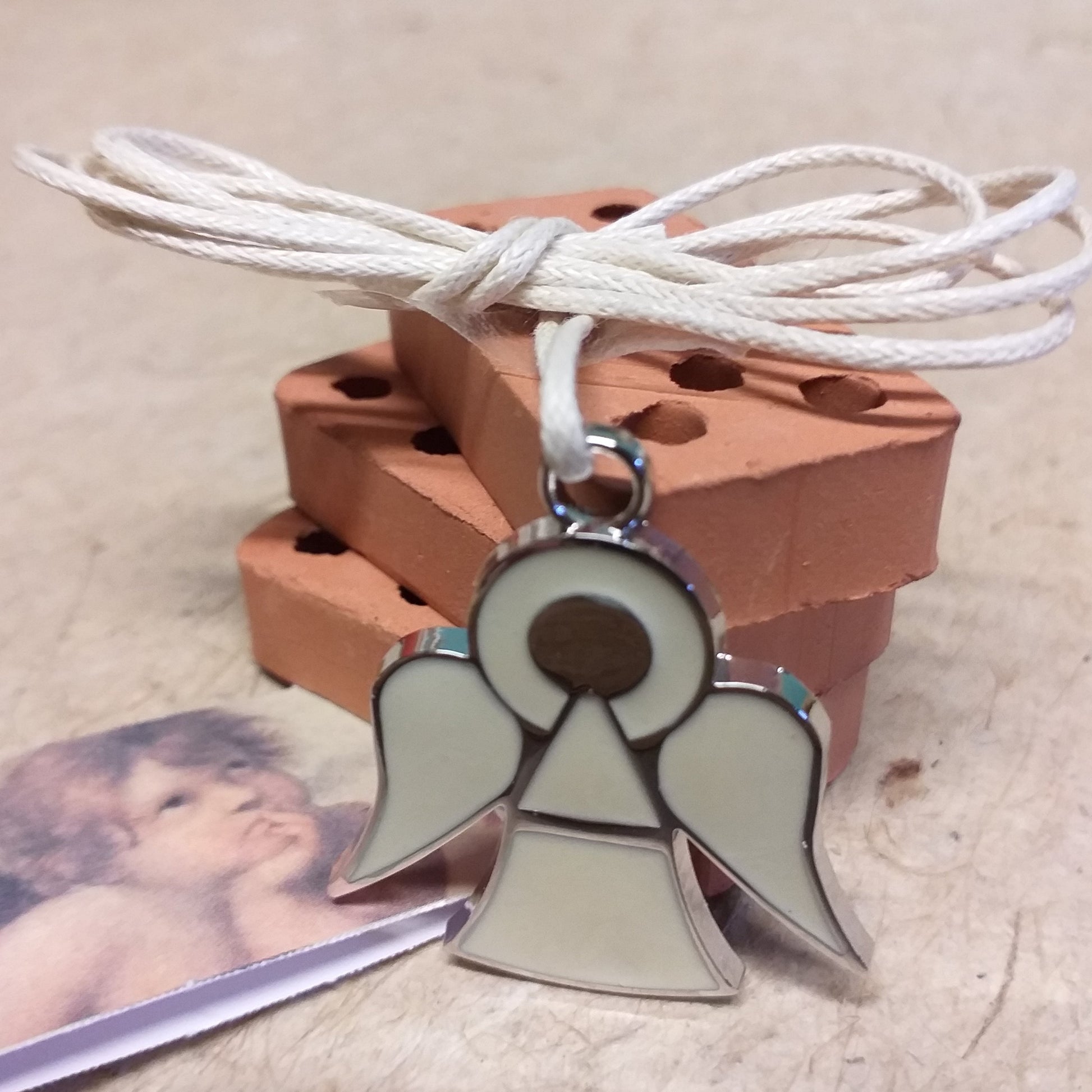 collanina cordino bianco ciondolo metallo colore argento smalto panna angelo bomboniera Battesimo Comunione Cresima charms angioletto stilizzato
