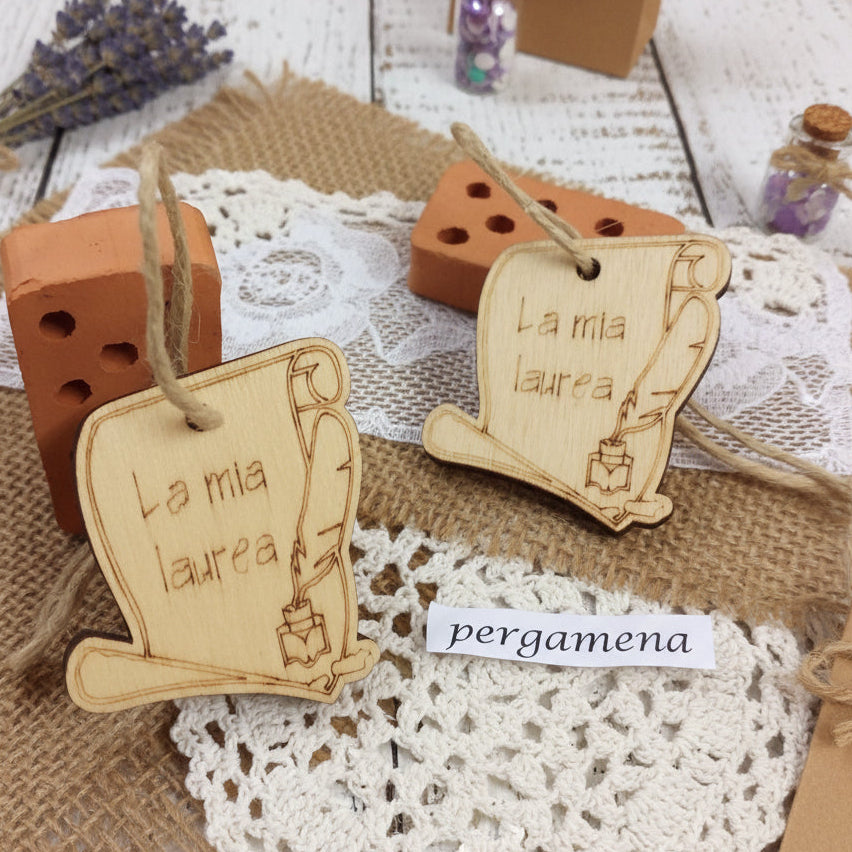 pergamena la mia laurea inchiostro calamaio piastrine legnetti applicazioni come decorazione fai da te bomboniera ciondolo di legno naturale spago