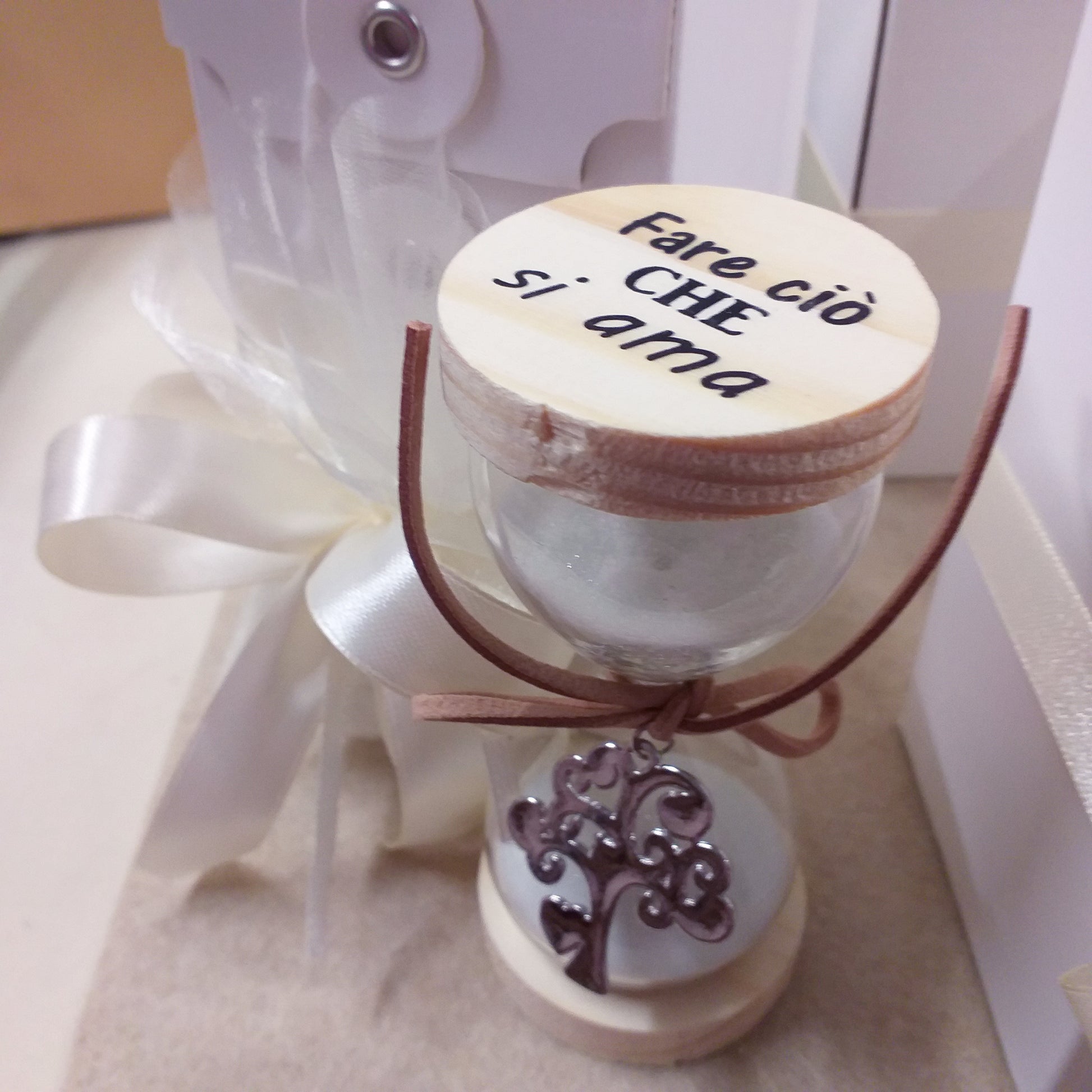 Idea oggettistica da regalo e bomboniera uso confezionamento confetti clessidra vetro legno frasi stampate con scatola bianca packaging confezionare tulle nastro bigliettino prima comunione