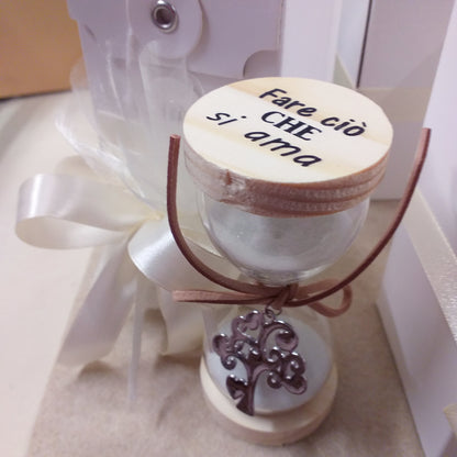 Idea oggettistica da regalo e bomboniera uso confezionamento confetti clessidra vetro legno frasi stampate con scatola bianca packaging confezionare tulle nastro bigliettino prima comunione