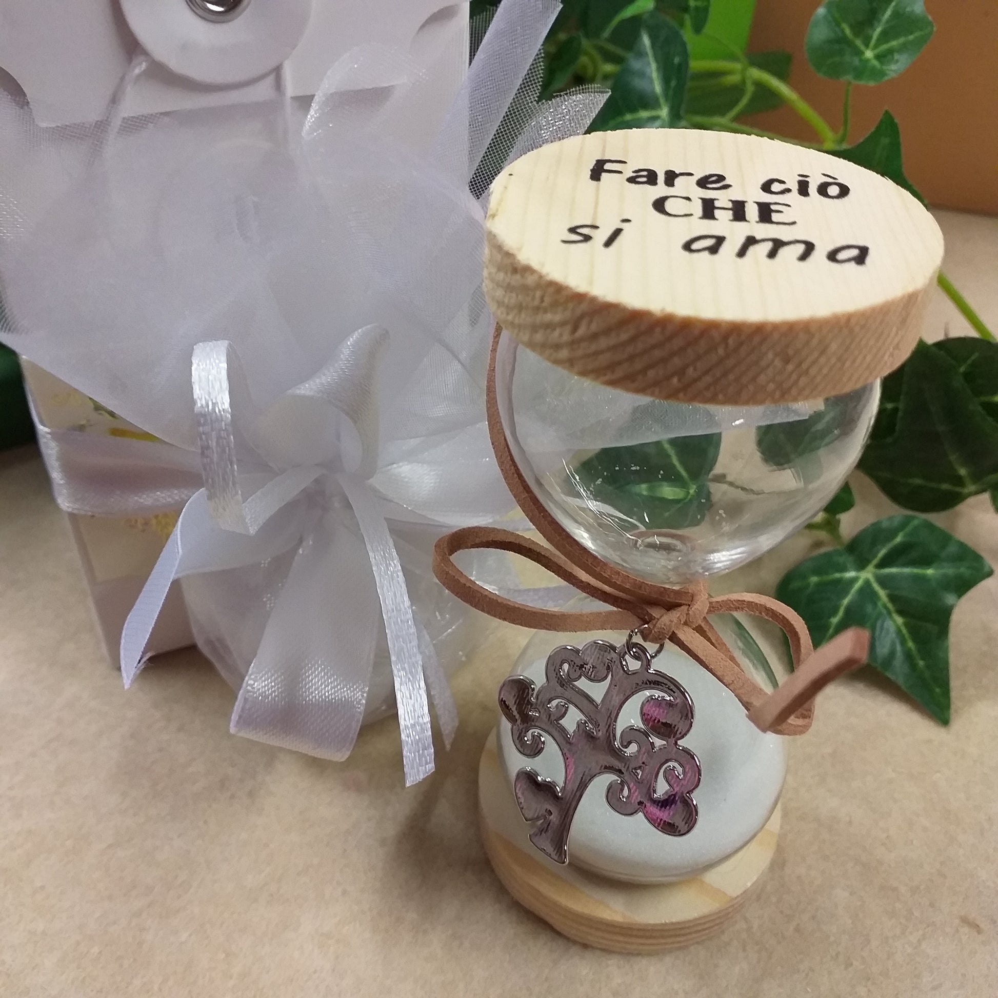 Comunione cresima oggettistica da regalo e bomboniera uso confezionamento confetti clessidra vetro legno frasi stampate con scatola bianca packaging confezionare nastro tulle