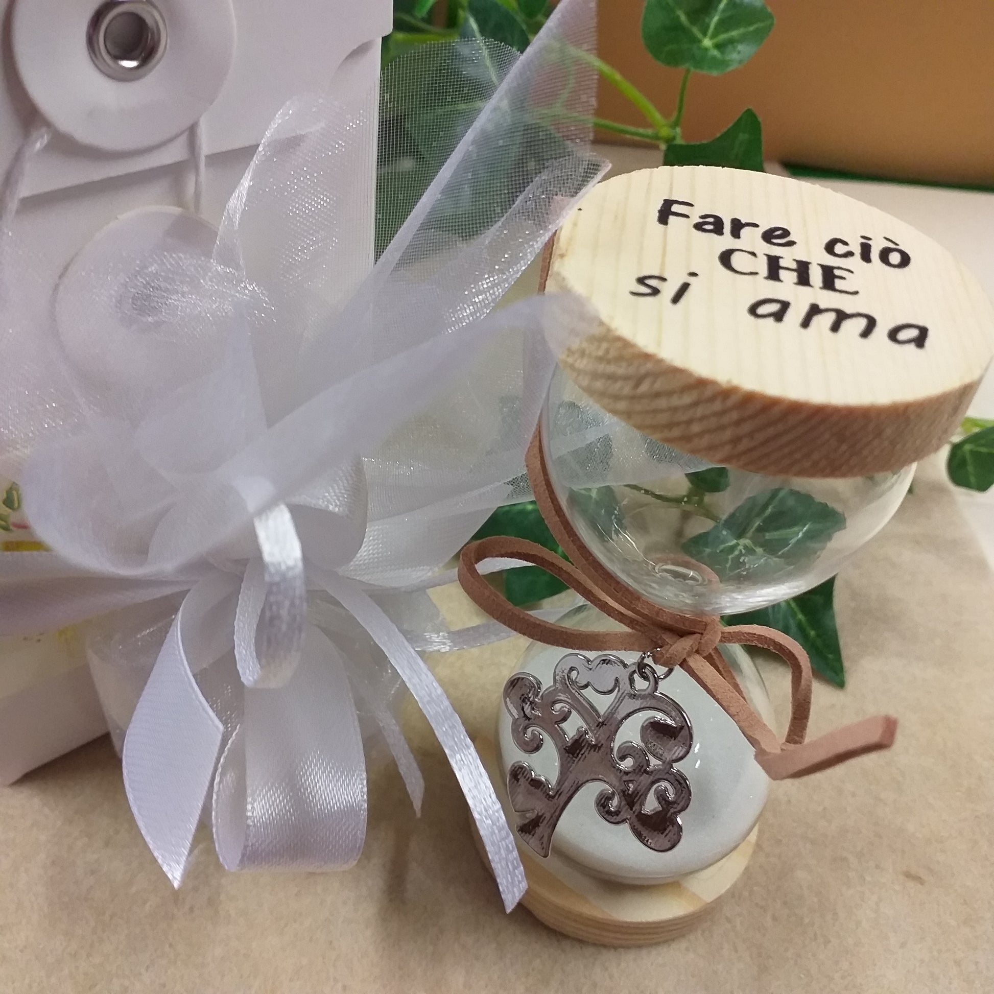 Fare ciò che si ama scritta frase su oggettistica da regalo e bomboniera uso confezionamento confetti clessidra vetro legno scatola bianca packaging confezionare prima comunione cresima