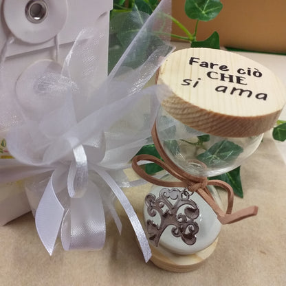 Fare ciò che si ama scritta frase su oggettistica da regalo e bomboniera uso confezionamento confetti clessidra vetro legno scatola bianca packaging confezionare prima comunione cresima