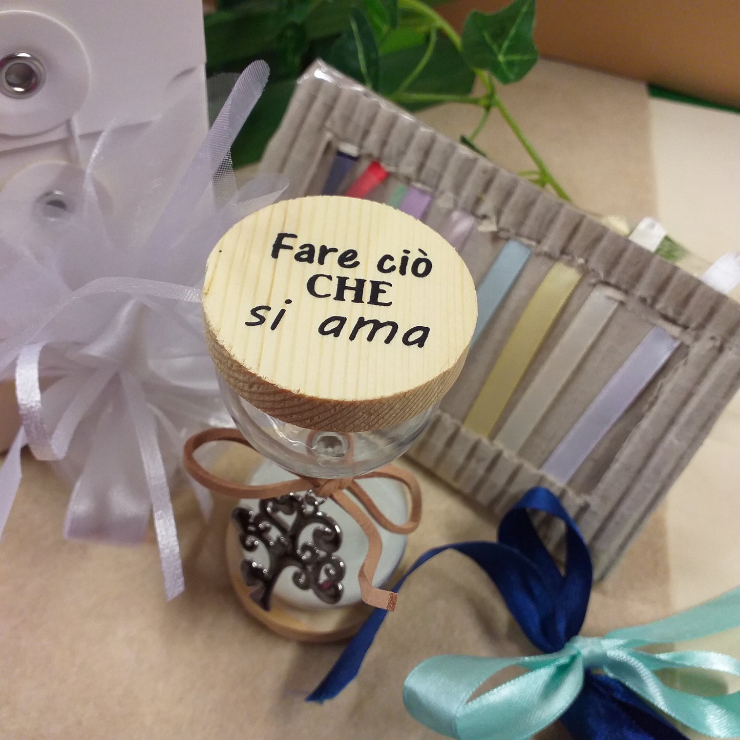 Scelta colori confezionamento oggettistica da regalo e bomboniera uso confezione confetti clessidra vetro legno frasi stampate con scatola bianca packaging bigliettino prima comunione cresima