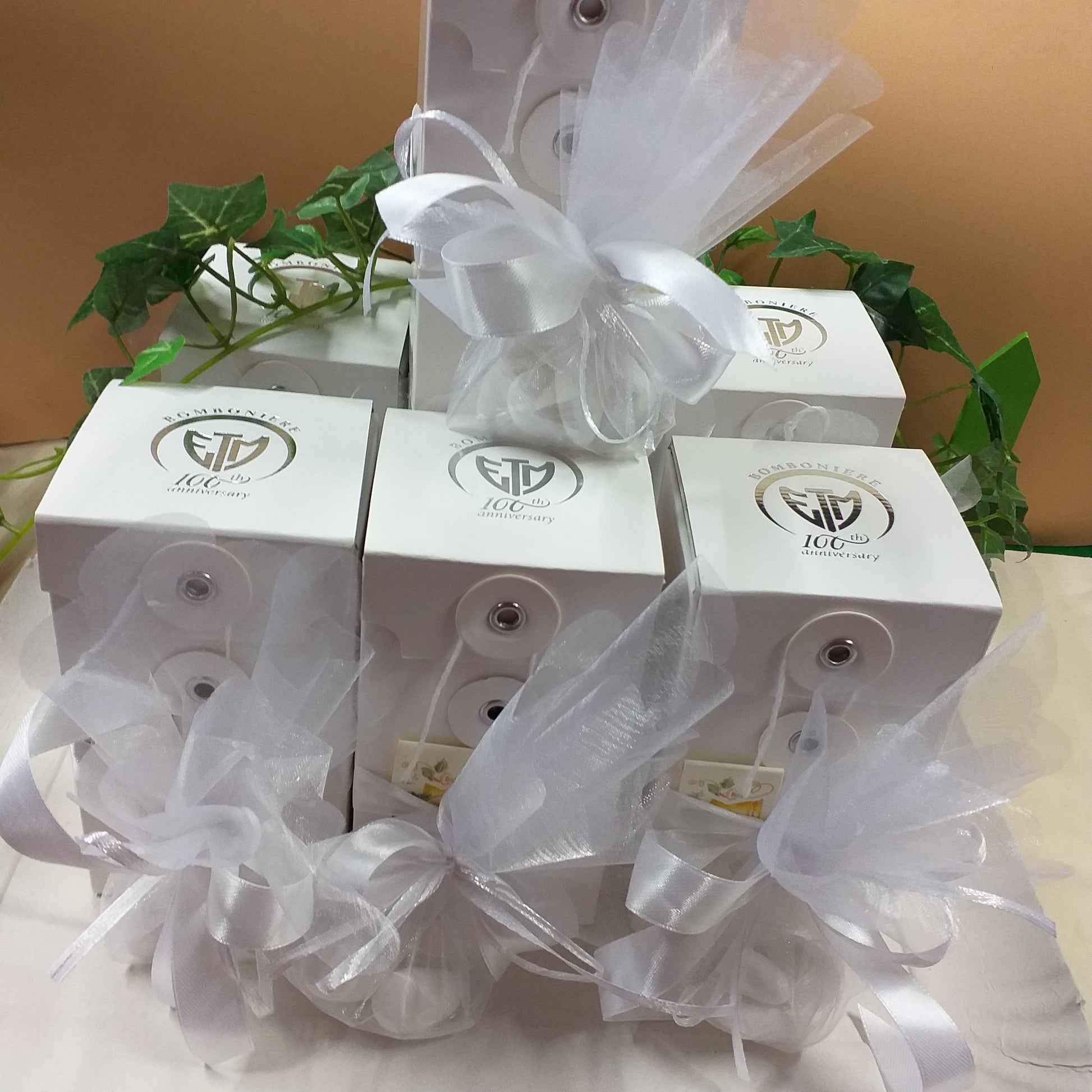 Cesto oggettistica da regalo e bomboniera uso confezionamento confetti clessidra vetro legno frasi stampate con scatola bianca packaging confezionare