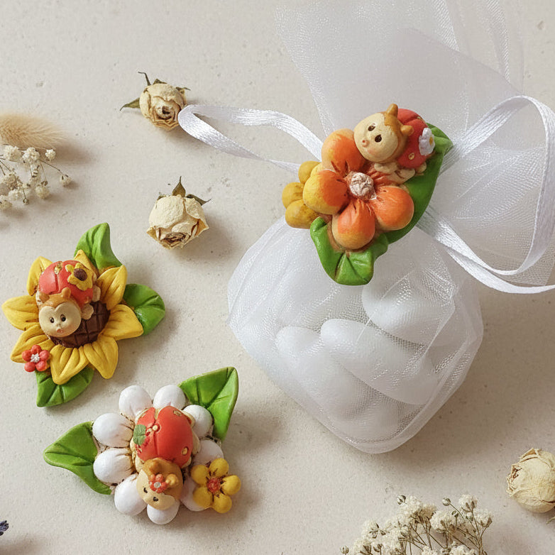 coccinelle portafortuna oggettini su fiore effetto-ceramica bomboniere fai da te e confezionate confetti Battesimo matrimonio laurea comunione