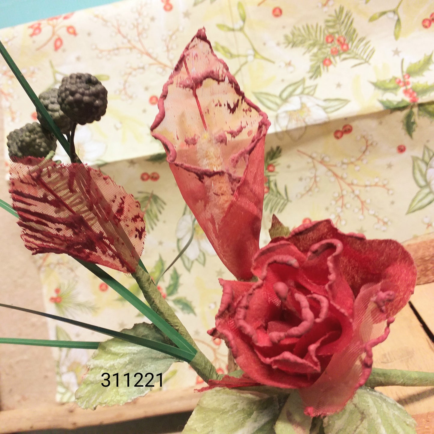 rosa rossa foglie calla bocciolo mini frutta su pick bouquet composizioni fiori miste artificiali uso decorazioni natalizie bomboniere laurea vetrinistica hobbistica Natale addobbi fai da te