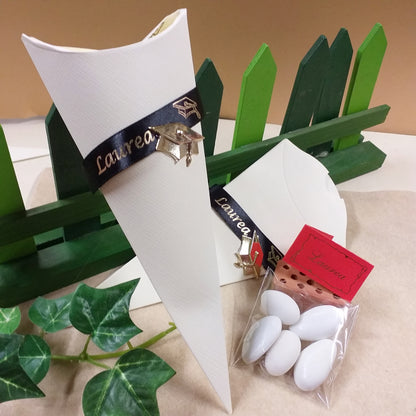 forma cono busta richiudibile scatolina personalizzata laureato con simboli tocco cappello portaconfetti laurea bomboniere ideale per confezionamento confetti pronta o fai da te kit