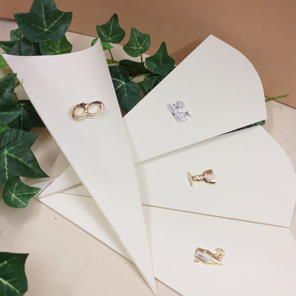 scatoline coni portaconfetti cartoncino avorio personalizzati artigianali con simboli plastica resina matrimonio fedi numero 25 anniversario nozze d'argento calice Prima Comunione Mitria Cresima