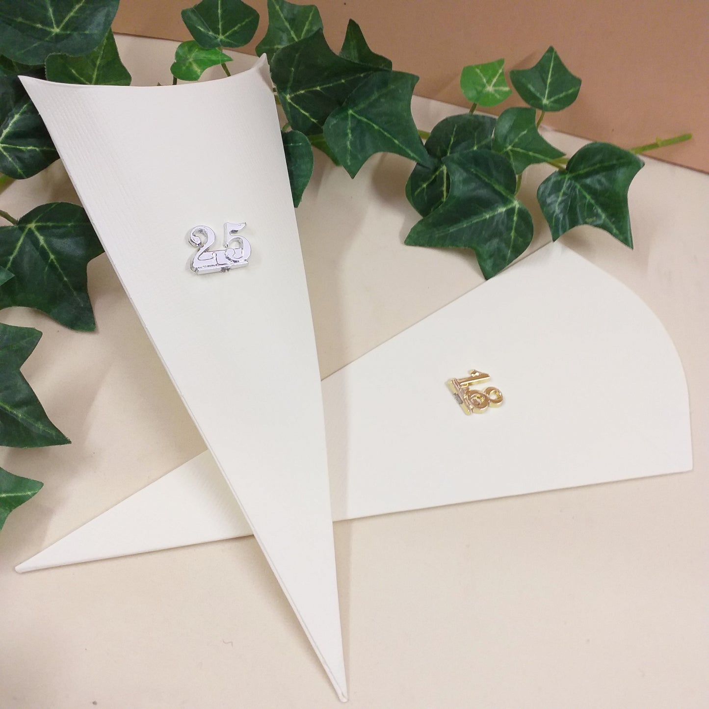 25° anniversario nozze d'argento diciottesimo compleanno scatoline coni portaconfetti cartoncino avorio personalizzati artigianali con simboli plastica resina