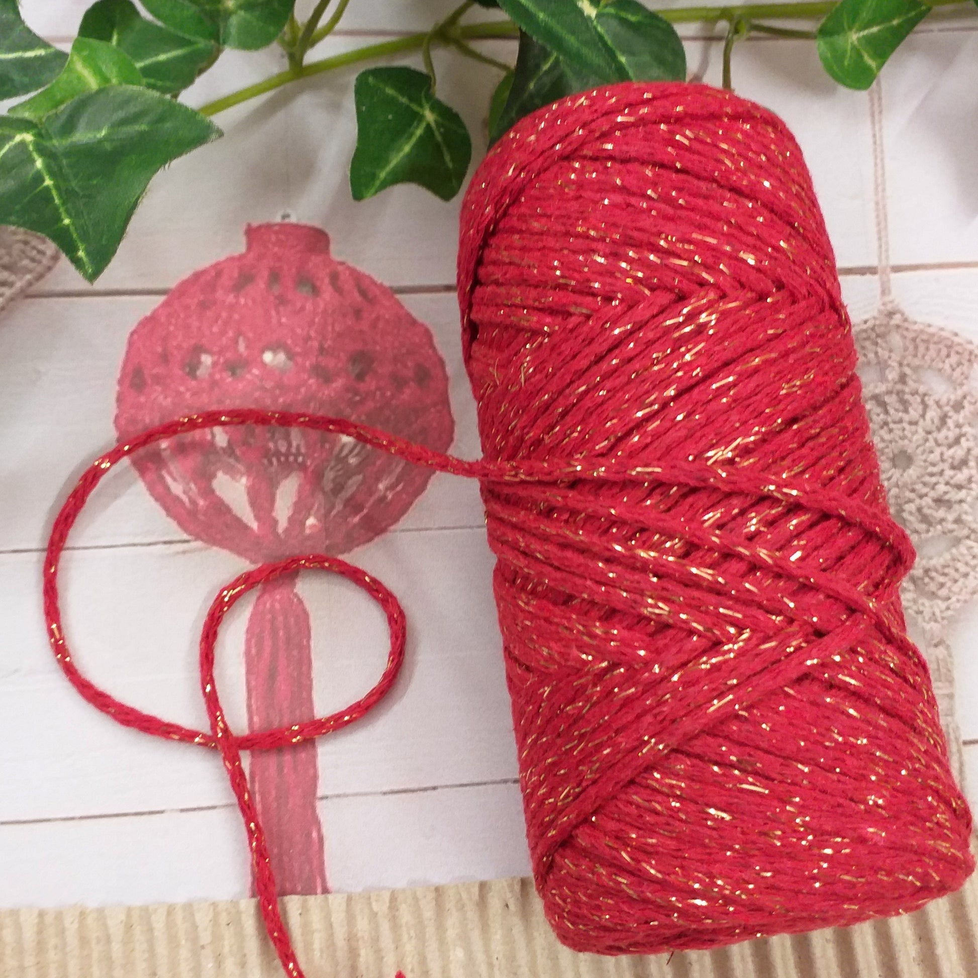 rosso dorato corda macramè lurex cordoncino filato cotone uncinetto maglia con filo glitterato uso addobbi decorazioni palline sfere albero Natale fai da te tessitura nodi intrecci