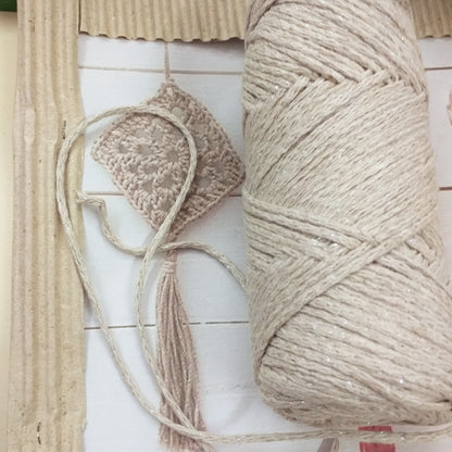 appendino da muro beige cammello corda macramè lurex cordoncino filato cotone uncinetto maglia con filo glitterato uso addobbi decorazioni palline sfere albero Natale fai da te tessitura nodi intrecci