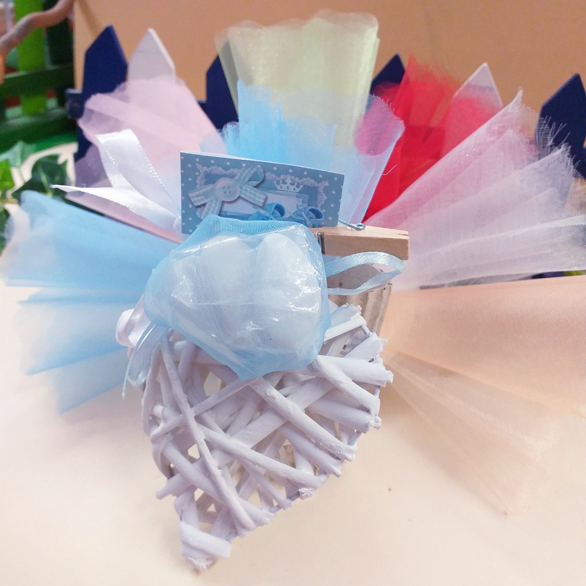 come personalizzare cuoricino vimini viticcio di rattan con colori rosa bambina celeste bambino verde compleanno rosso laurea bianco comunione pesca cresima tulle di confezionamento cuore rustico country bomboniera confezionata confetti primo compleanno nascita