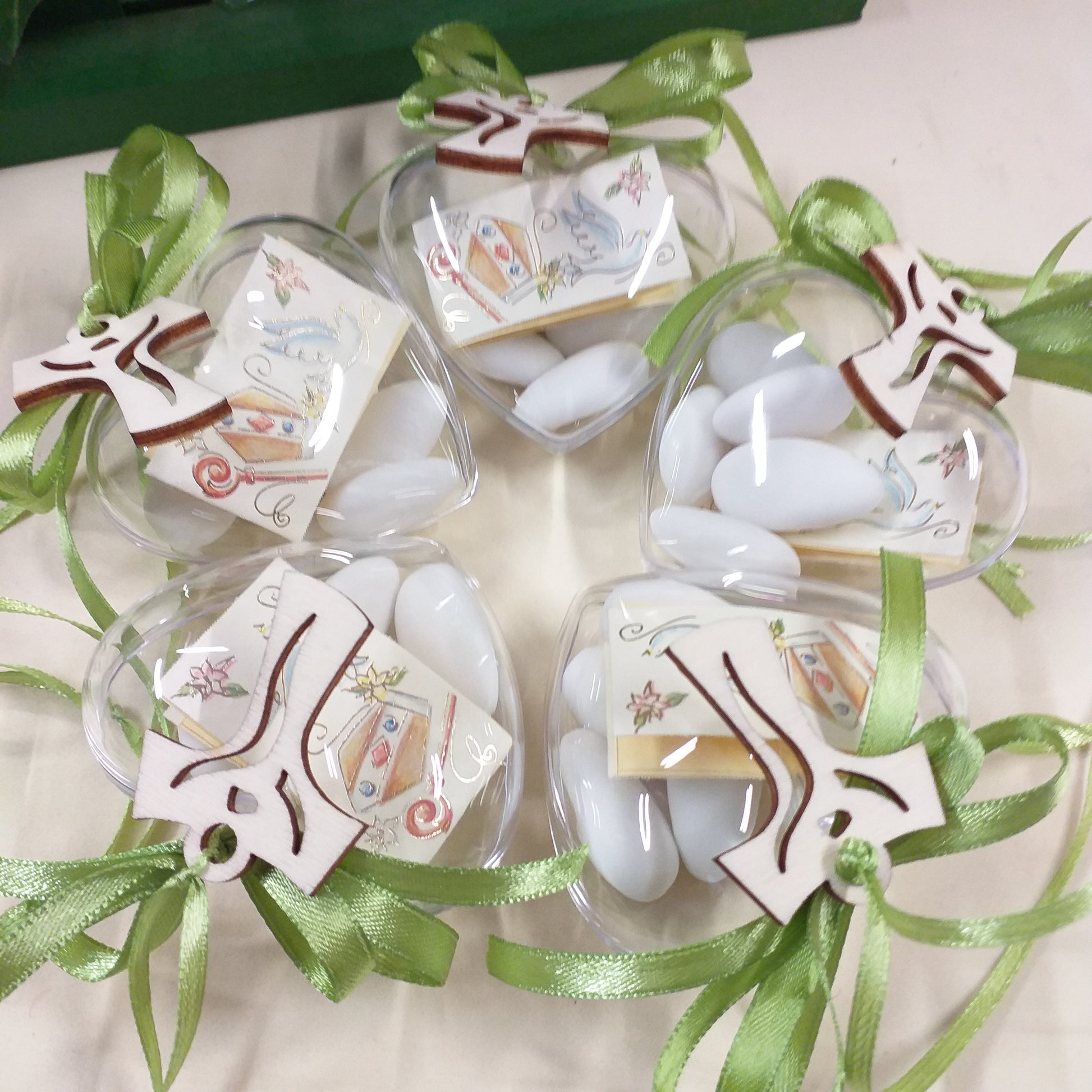 confettata Cresima cuori plastica portaconfetti plexiglass bomboniera comunione confetti bianchi confezionati con Croce Tau Francescana legno ciondolo sacro religioso bigliettino nastrino verde
