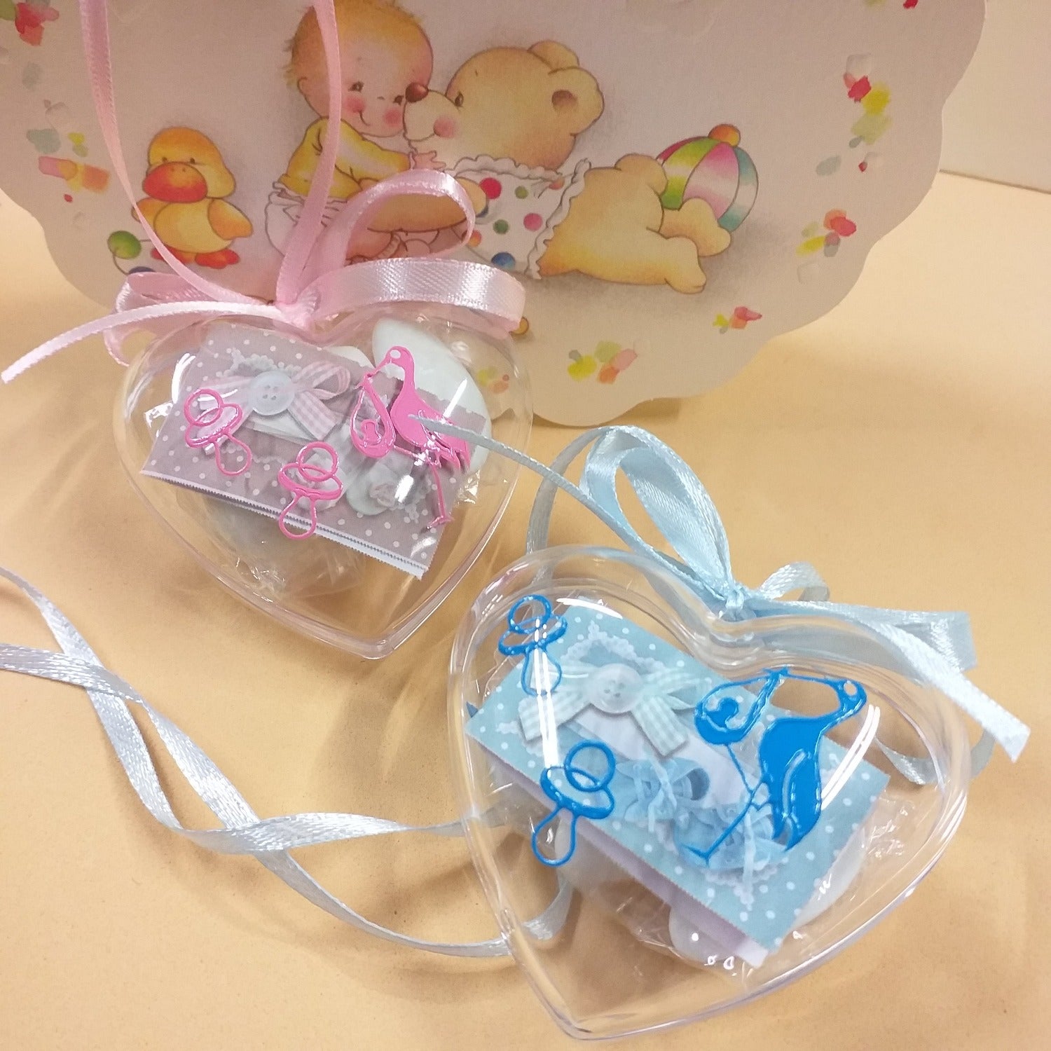 allestimento babyshower gemellini scatoline portaconfetti cicogna ciuccio cuori nascita Battesimo bimbo maschietto bimba femminuccia bomboniere confettata aprifesta confezionate confetti bigliettino principe principessa