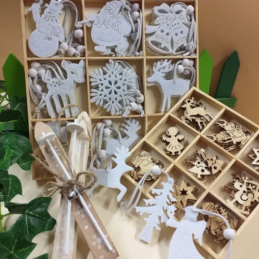 fustellati di feltro decorazioni natalizie fai da te rustiche albero Natale pupazzeria di bambole con sci cordoncino sonagli stelle di paglia addobbi legnetti campanella cavallino angioletto stilizzato