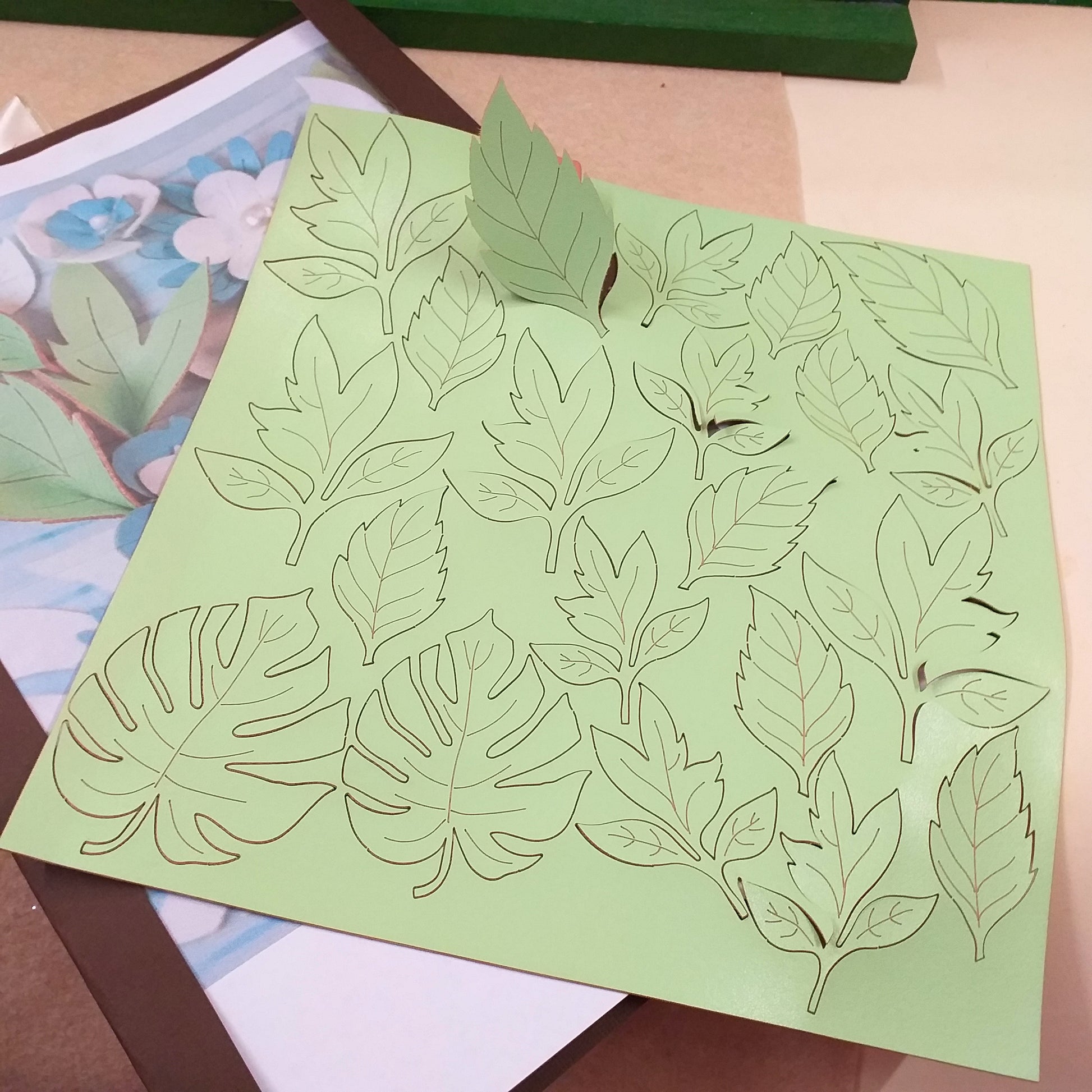foglioline verde pistacchio complementi per fiori e fiorellini ecopelle nappa ecologica simil-pelle Renkalik colori fustellati scampoli per composizioni floreali pasquali primavera uso bomboniere matrimonio centrotavola packaging vetrinistica segnaposto