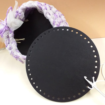 inizio lavoro come creare cestini con fondo ecopelle colore nero forato rotondi diametro 18 cm uso fai da te borse artigianali fettuccia uncinetto fatte a mano handmade accessori borsette spiaggia estive mare