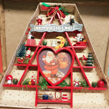fuoriporta rustico fai da te albero legno rosso stilizzato con balocchi pacchetti regalo miniature gingilli babbo Natale Merry Christmas uso vetrinistica confezionamento packaging