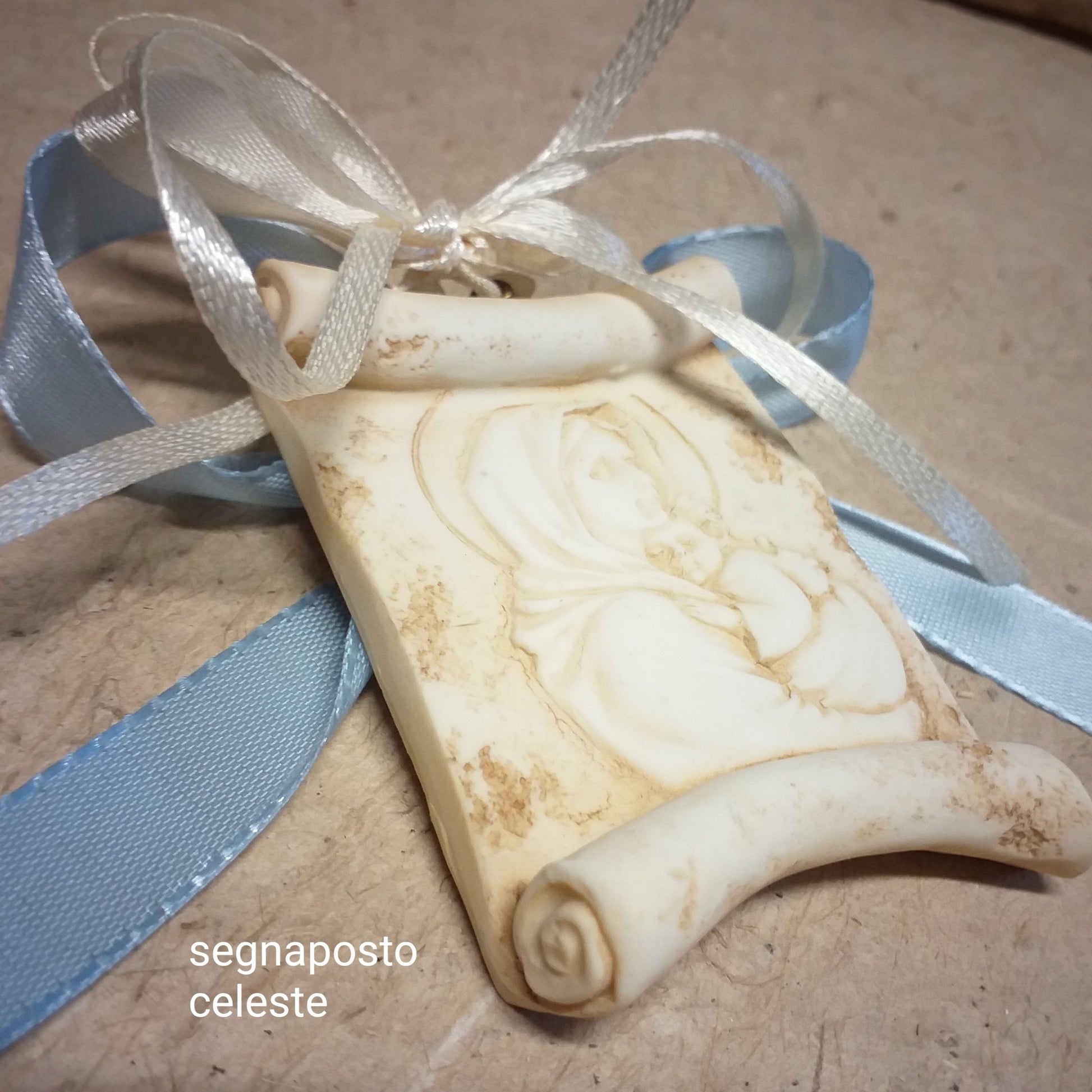 coccarda segnaposto celeste bambino icona Maternità sacra religiosa Madonna rappresentazione pergamena per bomboniere nascita Battesimo Cresima matrimonio Comunione