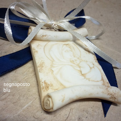 coccarda segnaposto blu per bimbo nastro icona Maternità sacra religiosa Madonna rappresentazione pergamena per bomboniere nascita Battesimo Cresima matrimonio Comunione