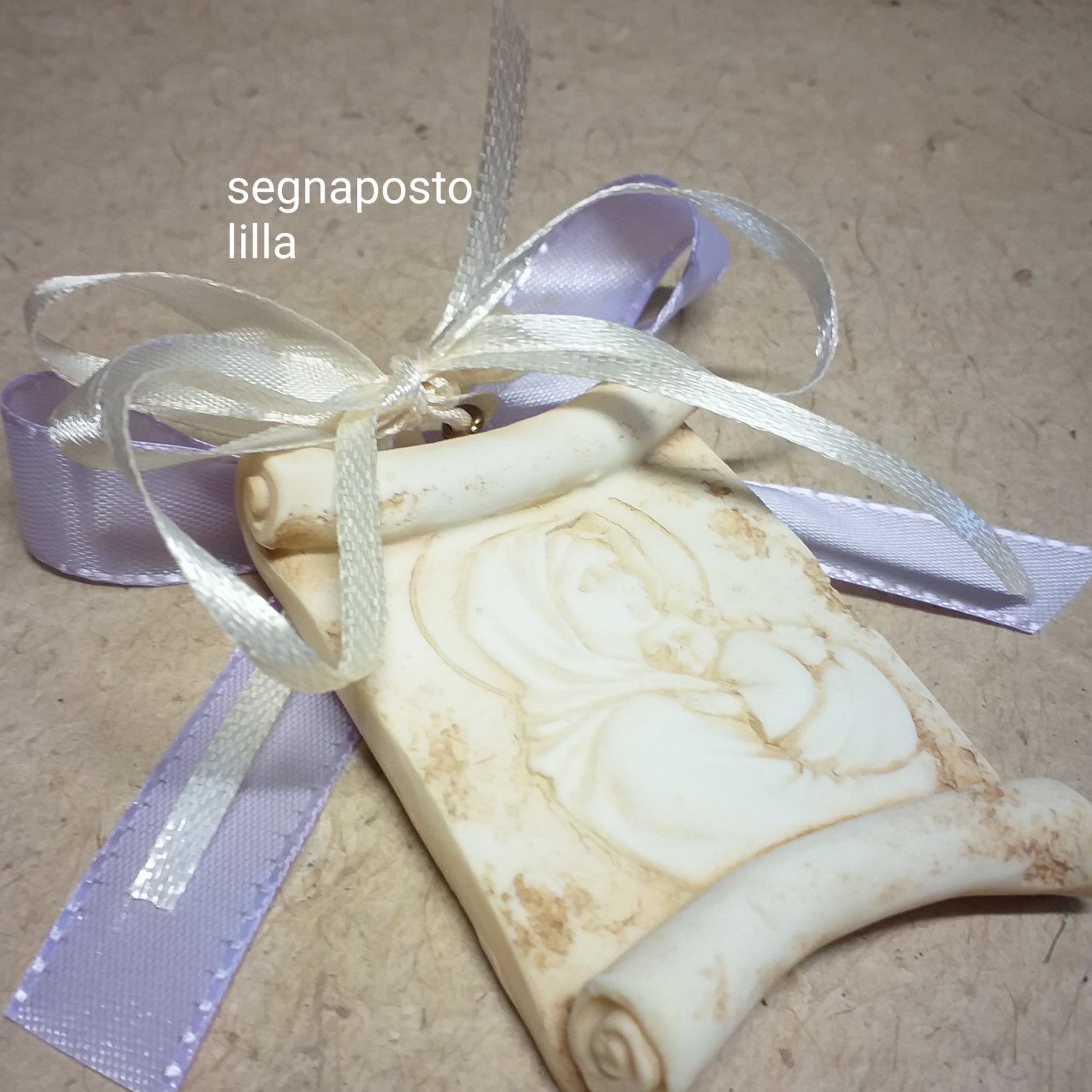coccarda segnaposto lilla icona Maternità sacra religiosa Madonna rappresentazione pergamena per bomboniere nascita Battesimo Cresima matrimonio Comunione