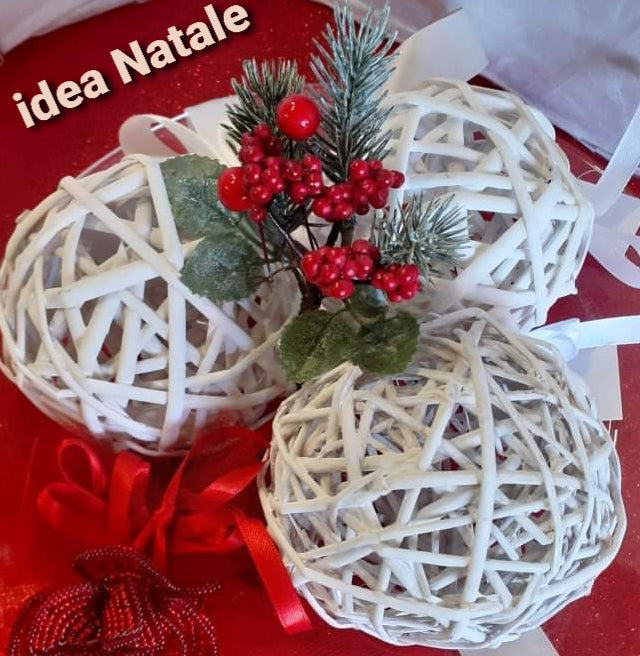 Idea centrotavola Natale da creare fai da te con sfere palline vimini rattan bianche viticcio intrecciato composizione bacche agrifoglio Rosa di perline su piatto di vetro