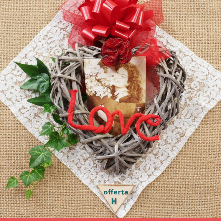 ghirlanda portafotografia cornice legno cuore shop online offerte stock vetrina San Valentino idee regalo economiche originali particolari artigianali per lei e lui festa innamorati 14 febbraio confezione packaging fiocco