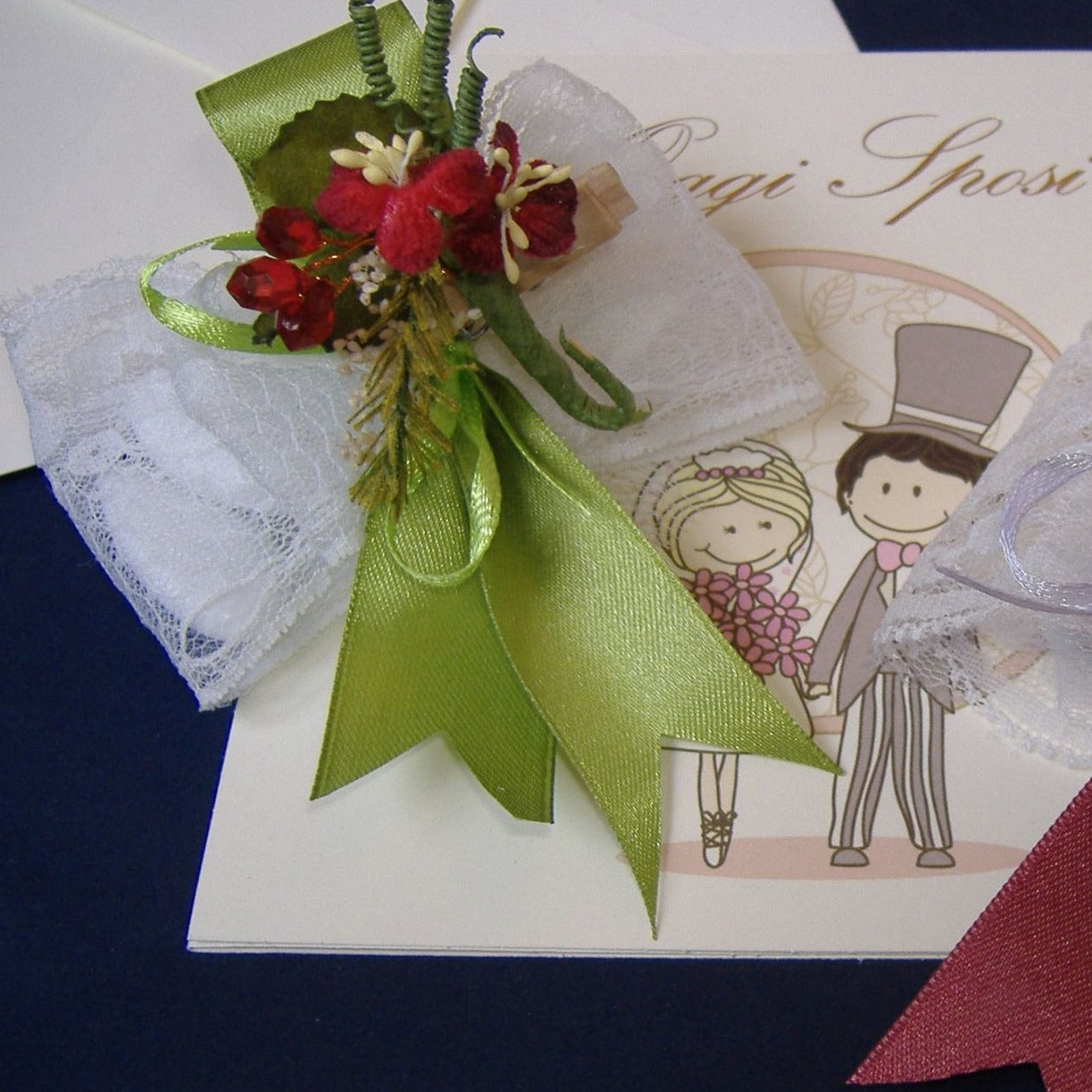 idea segnaposto matrimonio oggi sposi con mollette bomboniere fai da te decorative pinze legno fiori mollettine chiudipacco packaging confezionamento hobbistica colore verde e rosso con pizzo